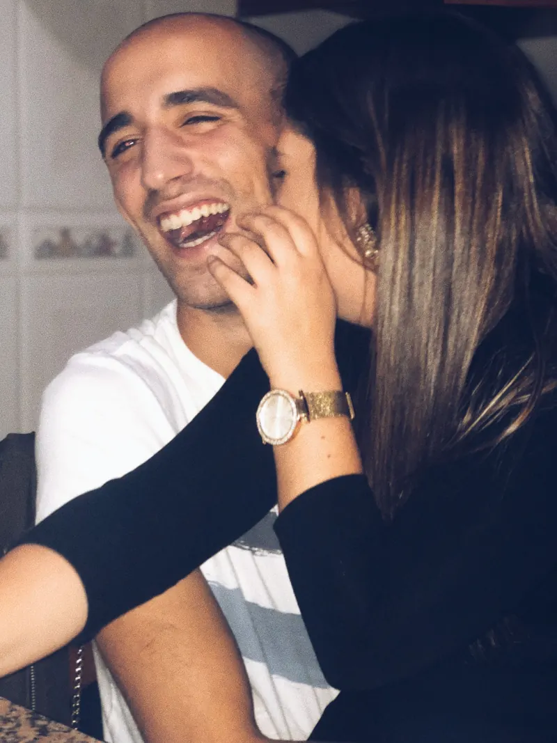 Gonçalo a rir enquanto Inês o beija