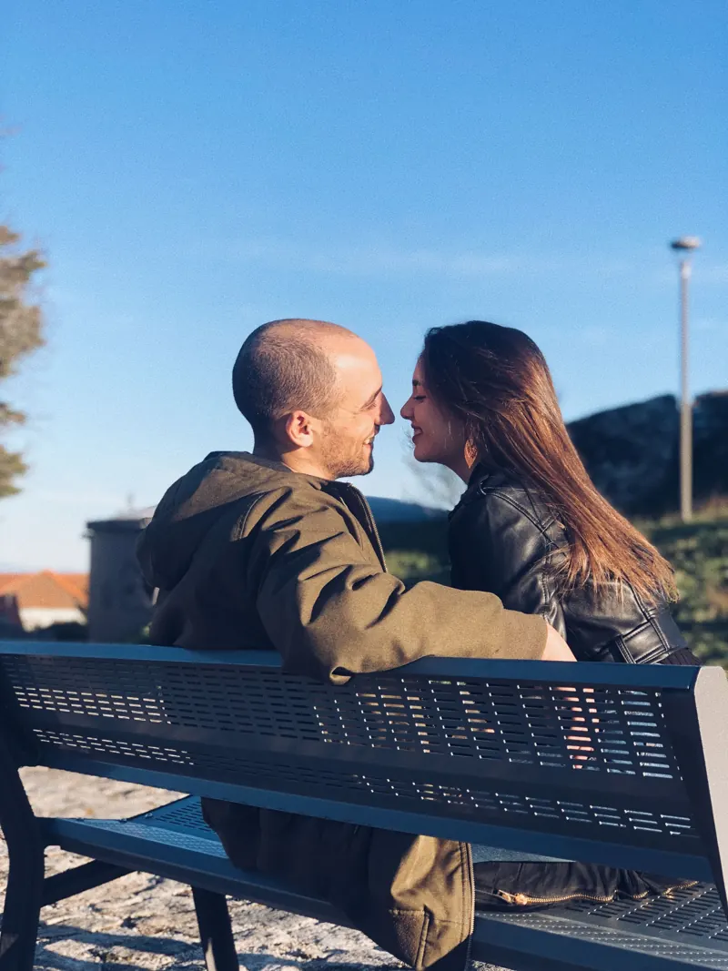O casal num banco ao sol