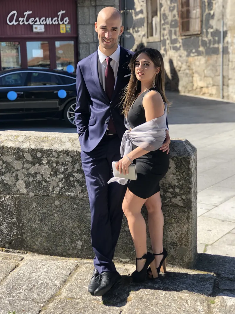 Inês e Gonçalo bem vestidos numa rua de pedra